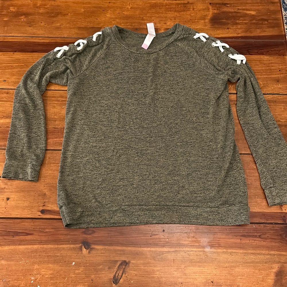 Soft long sleeve with Criss cross shoulders
